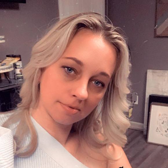 Profile Picture of Erika Wightman (@salongirlnv) on Poshmark