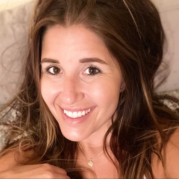 Profile Picture of Jennifer Catino (@jennifercatino) on Poshmark