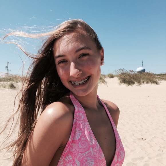 Profile Picture of Emily Acome (@emilyacome) on Poshmark