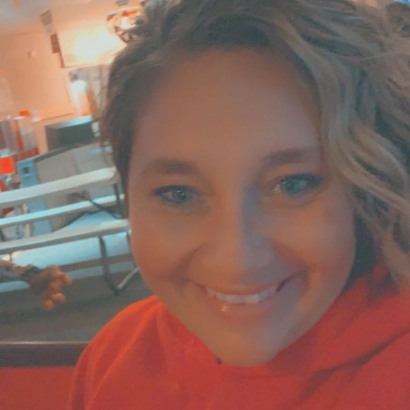 Profile Picture of Mindy Phillips (@leamin5) on Poshmark