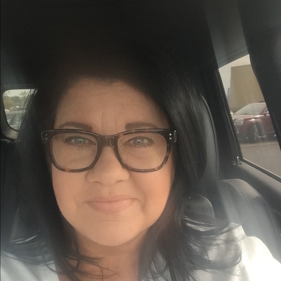 Profile Picture of Lori Quintrell (@loriquintrell) on Poshmark