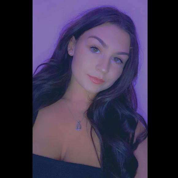 Profile Picture of Lexi Walters (@lexiwalters11) on Poshmark