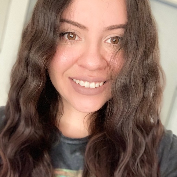 Profile Picture of Rosa Richards (@rosaviri) on Poshmark