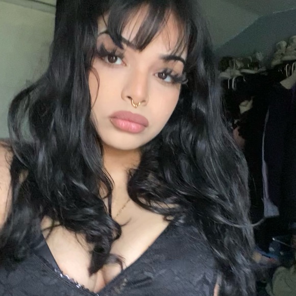 Profile Picture of Iris Cornejo (@i_2000c) on Poshmark