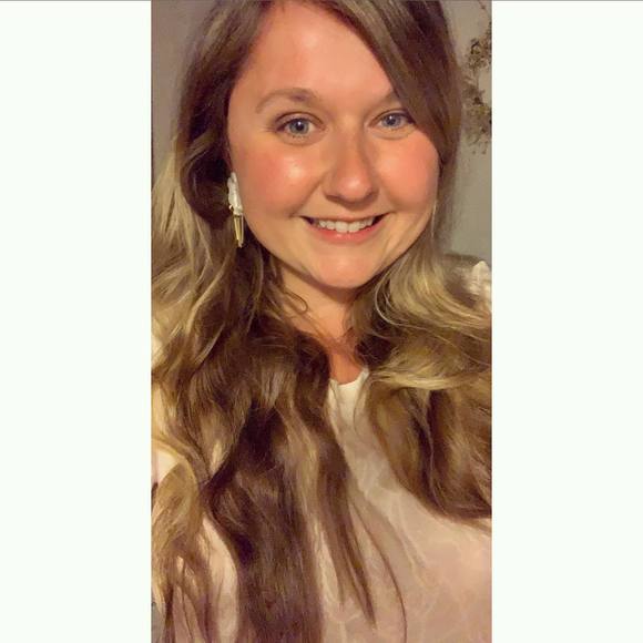 Profile Picture of Katie Ridilla (@kridilla) on Poshmark