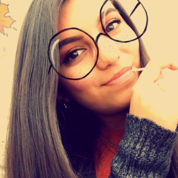 Profile Picture of Angela Gutierrez (@angelaxxxx) on Poshmark