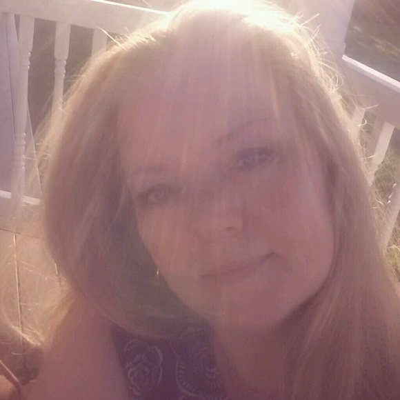 Profile Picture of Deb Burns (@debsdezine) on Poshmark