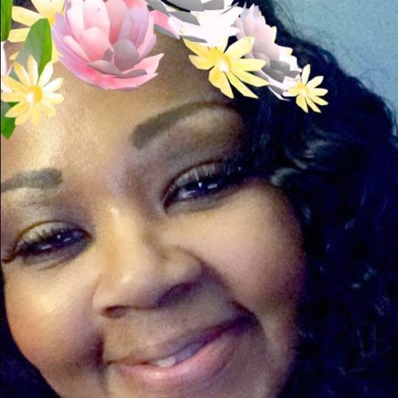 Profile Picture of Angela Fossie (@angelamb0228) on Poshmark