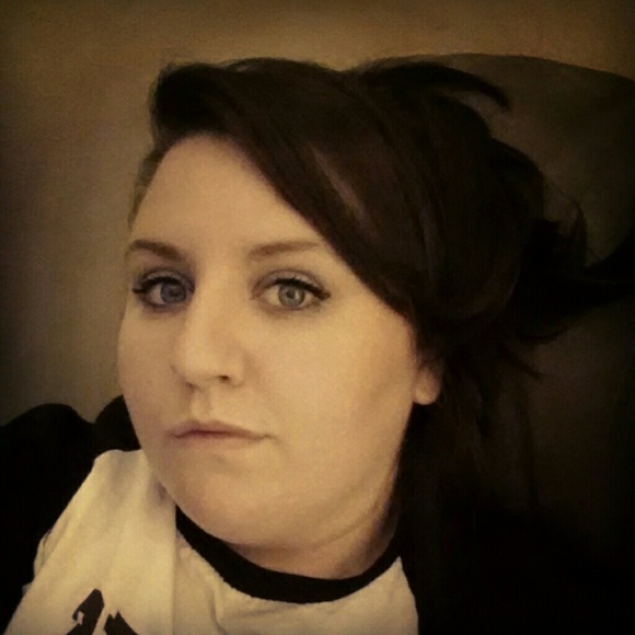 Profile Picture of Nikki Gillard (@kiki_2233) on Poshmark