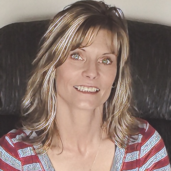 Profile Picture of Jenny Gagnier (@jennygagnier) on Poshmark