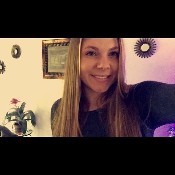 Profile Picture of Emma Nippes (@emma_nippes) on Poshmark