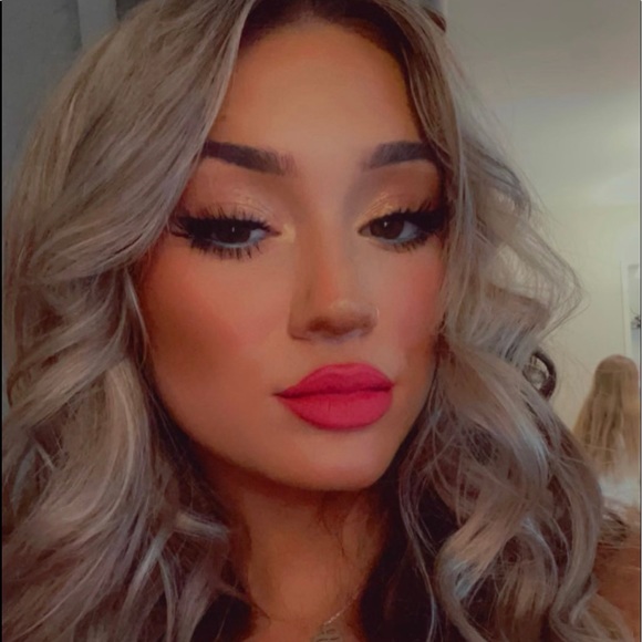 Profile Picture of Sarah Andrews (@sarahxlizabethx) on Poshmark