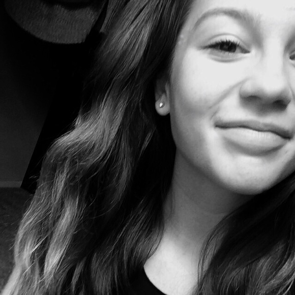 Profile Picture of Haley Hoffman (@hghmn2002) on Poshmark