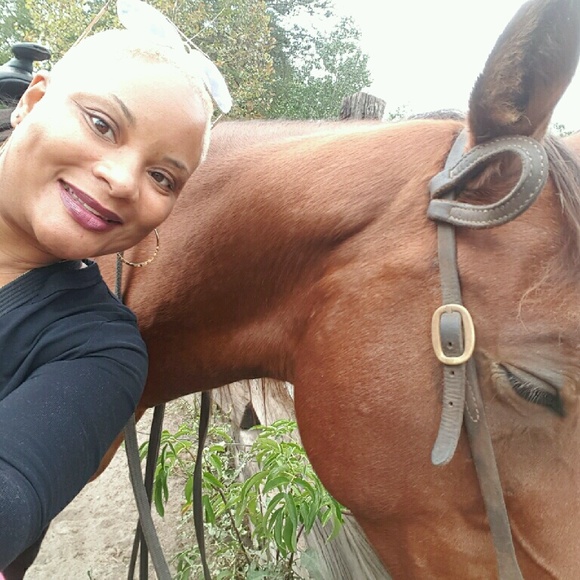 Profile Picture of Evette Davis (@mrsvdj1010) on Poshmark