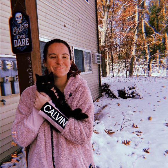 Profile Picture of Kayli Vasiloff (@kaylinoelle736) on Poshmark
