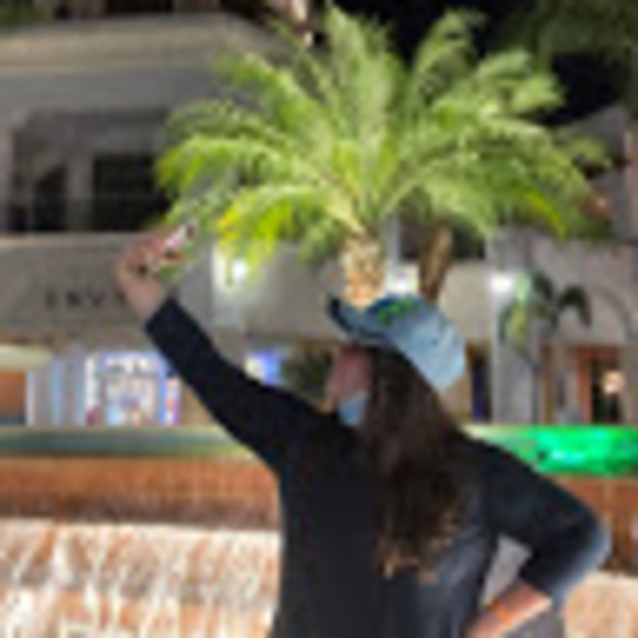 Profile Picture of Nechama Langer (@nechamalanger) on Poshmark