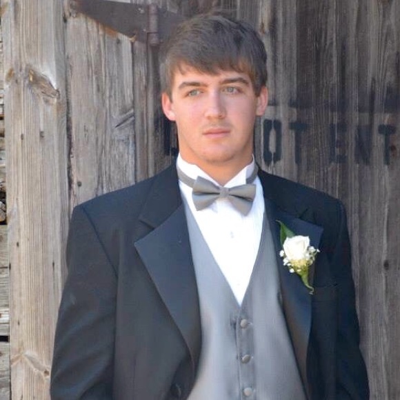 Profile Picture of Avery Wilder (@ave_goesoppo10) on Poshmark