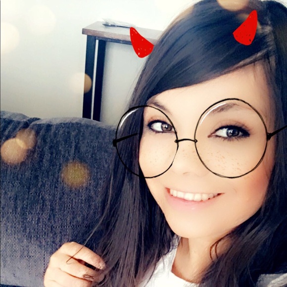 Profile Picture of Deveny Valencia (@deveny91) on Poshmark