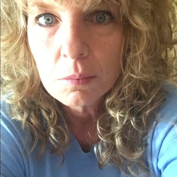 Profile Picture of Roxanne Bennett (@roxybennett) on Poshmark