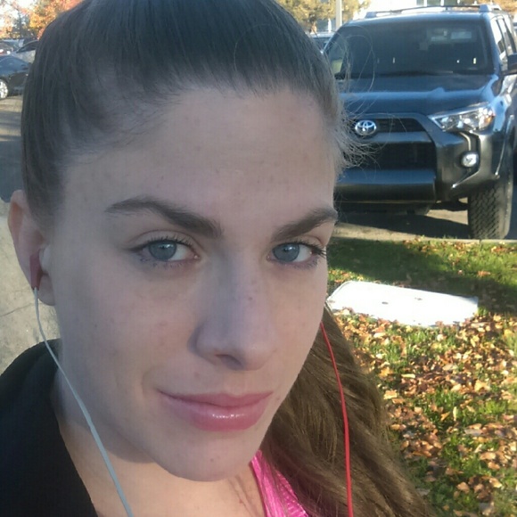 Profile Picture of Ashley Oxarart (@ashleyoxarart) on Poshmark