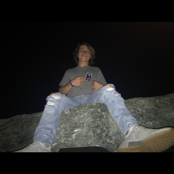 Profile Picture of Andre Becerra (@andrebecerra) on Poshmark