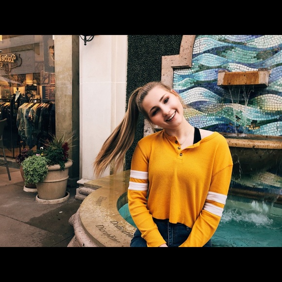 Profile Picture of Paige Bernstein (@paibernstein) on Poshmark