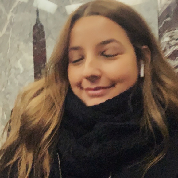 Profile Picture of Jillian Edelstein (@jlbeann) on Poshmark