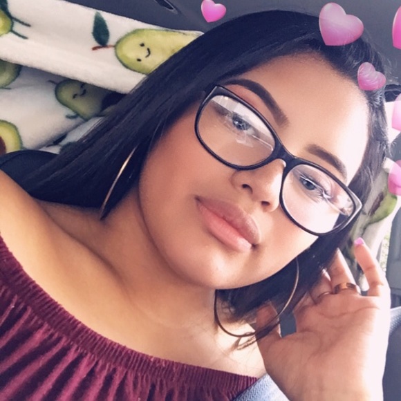 Profile Picture of Evelyn Exiga (@evelynnn02) on Poshmark