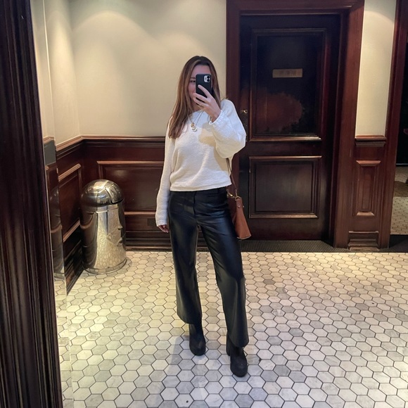 Profile Picture of J Edwards (@jessicale2143) on Poshmark