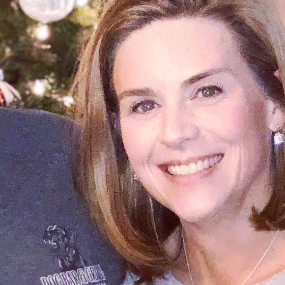 Profile Picture of Alicia Bezner (@bezner6214) on Poshmark