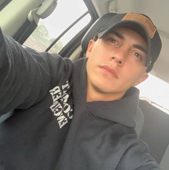 Profile Picture of Matthew Seagraves (@matthewpauls98) on Poshmark