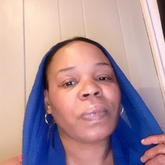 Profile Picture of Tashena Hickles (@tashenah73) on Poshmark