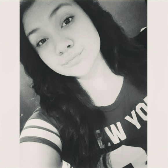 Profile Picture of Andrea Limones (@andrea_limones) on Poshmark