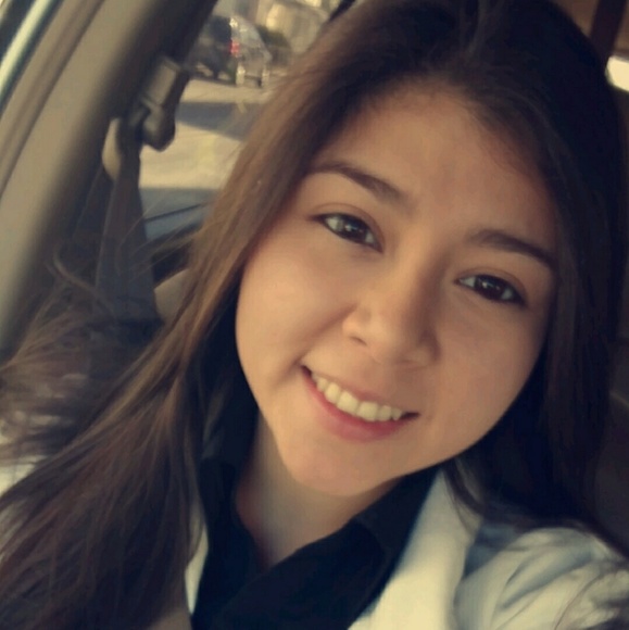 Profile Picture of Genesis Ramirez (@genyramirez17) on Poshmark