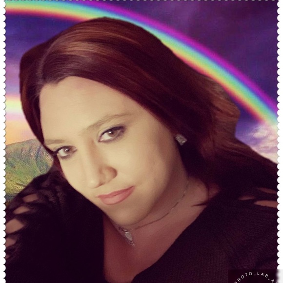 Profile Picture of Stefanie Vittitow (@stefaniev1983) on Poshmark