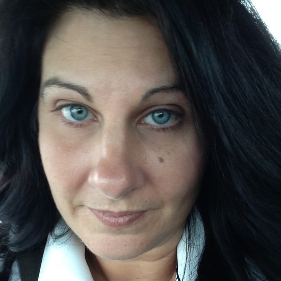 Profile Picture of Joyce Lowe (@lowejojo77) on Poshmark