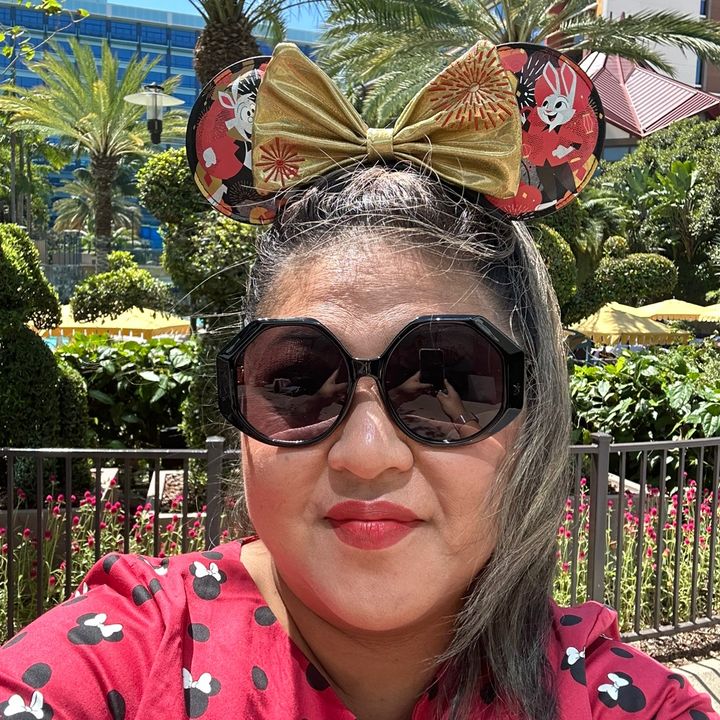 Profile Picture of Stephanie Anne (@stephaniemanages) on Tiktok