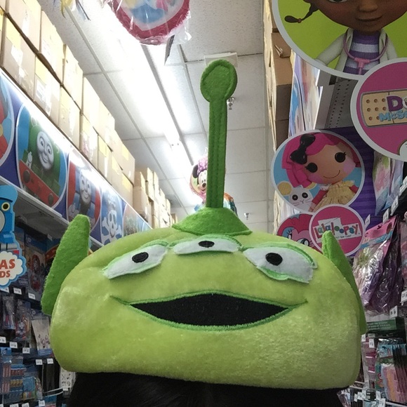 Profile Picture of Sacha Liz (@sachalizz) on Poshmark