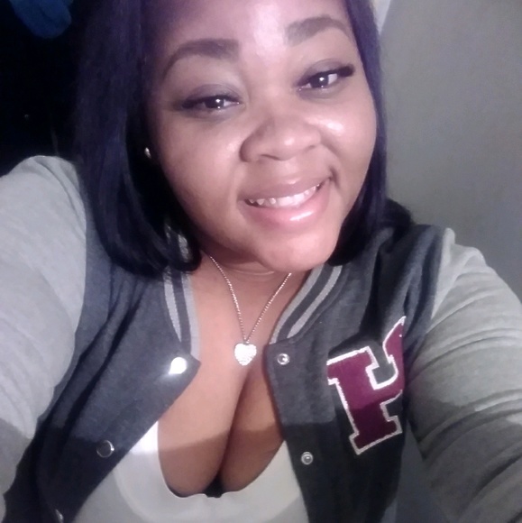 Profile Picture of Simone Hines (@simone_hines) on Poshmark