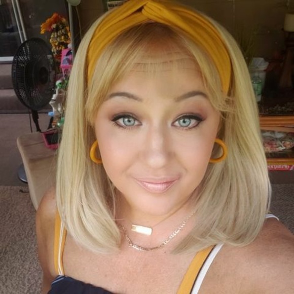 Profile Picture of Leah Holcomb (@leahz1972) on Poshmark