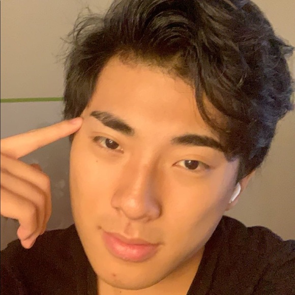 Profile Picture of Andrew Zhao (@zhaoandy1) on Poshmark