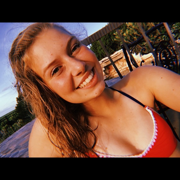 Profile Picture of Emily Nadeau (@e__nadeau) on Poshmark