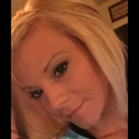 Profile Picture of Amber Hodges (@amberh1983) on Poshmark