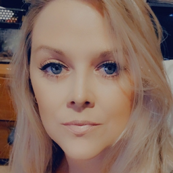 Profile Picture of Francie Creedon (@blondiebomb13) on Poshmark