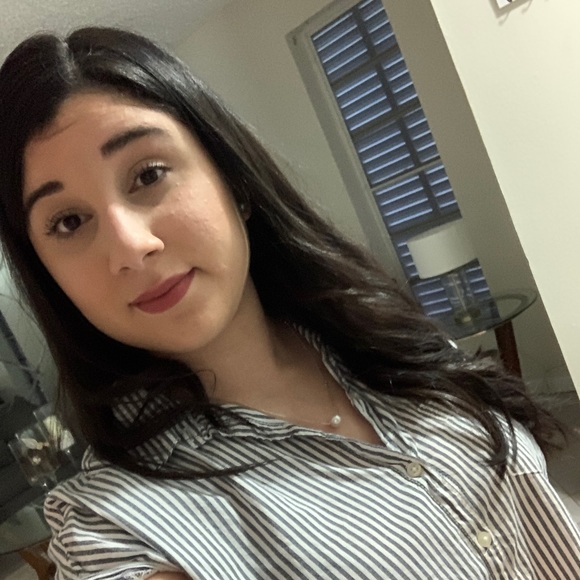 Profile Picture of Karina Gil vasquez (@karinagil0922) on Poshmark