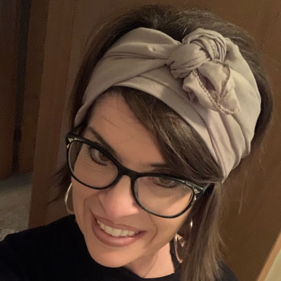 Profile Picture of Robin Schmidt (@exercisehappy) on Poshmark