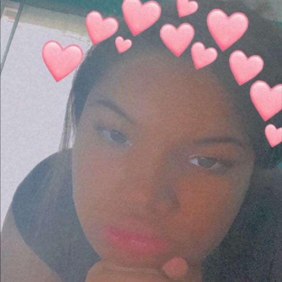 Profile Picture of Leah Maurice (@amoreleah) on Poshmark