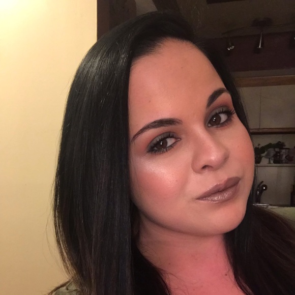 Profile Picture of Danielle Arnone (@drlaloma815) on Poshmark
