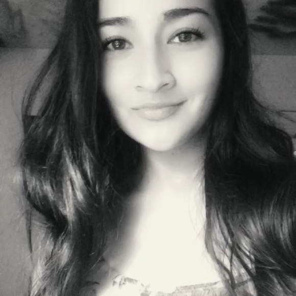 Profile Picture of Minely Lizarraga (@minelyl) on Poshmark