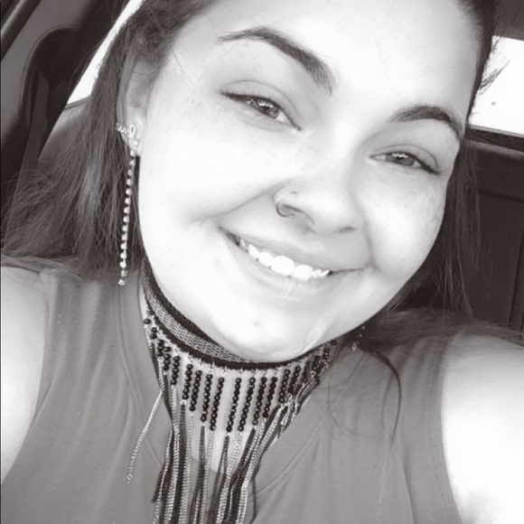 Profile Picture of Alexis Shanks (@lexxxluther) on Poshmark